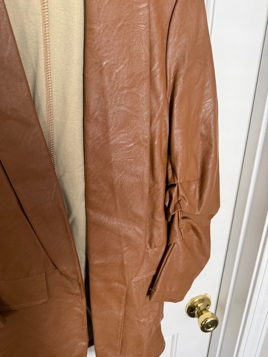 fab'rik Women’s Tan Brown Faux Leather Ruched Sleeve Open Blazer Size Large - Picture 4 of 6